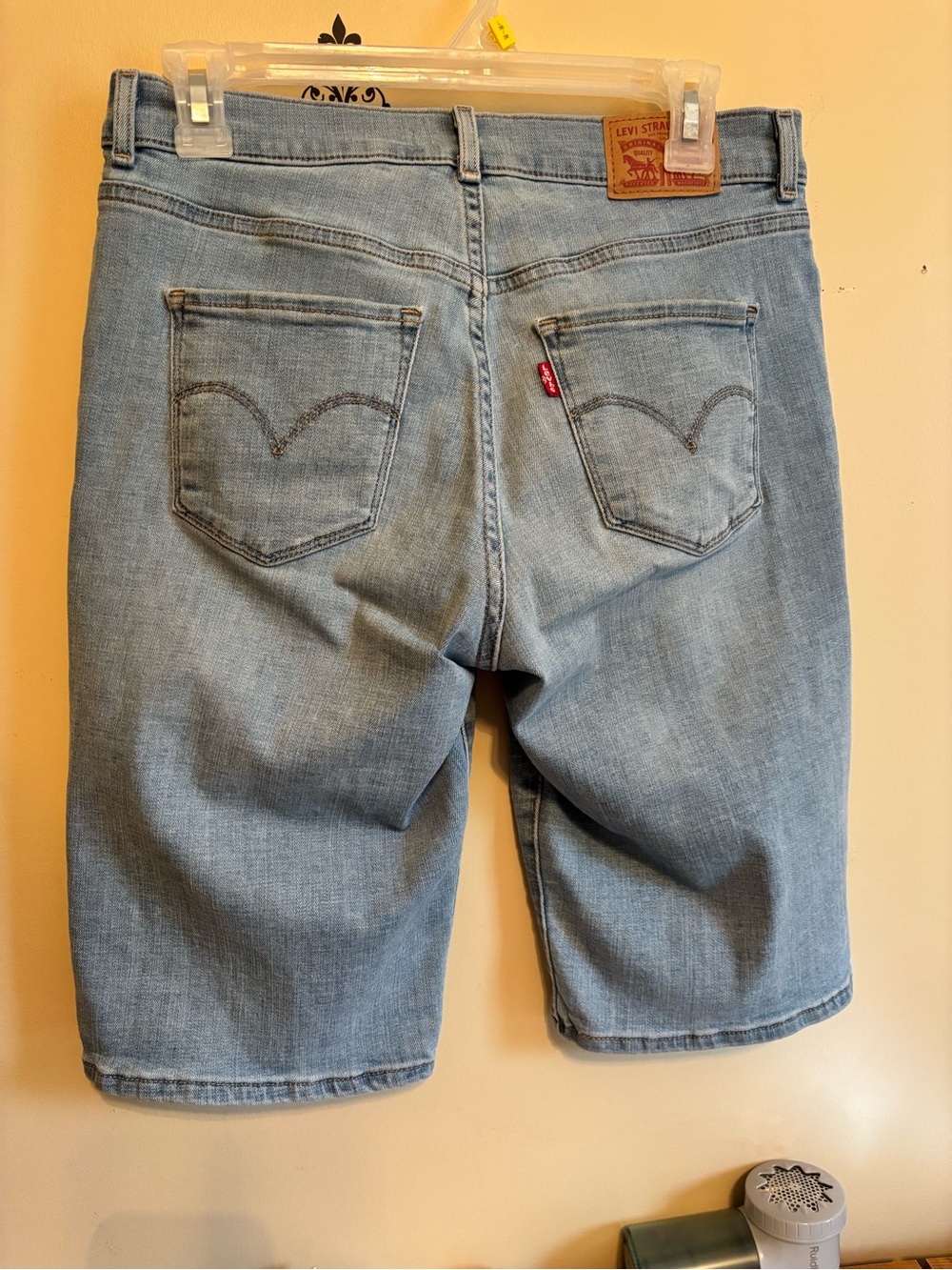 Levi’s Bermuda shorts women’s  size 27 - Picture 3 of 5